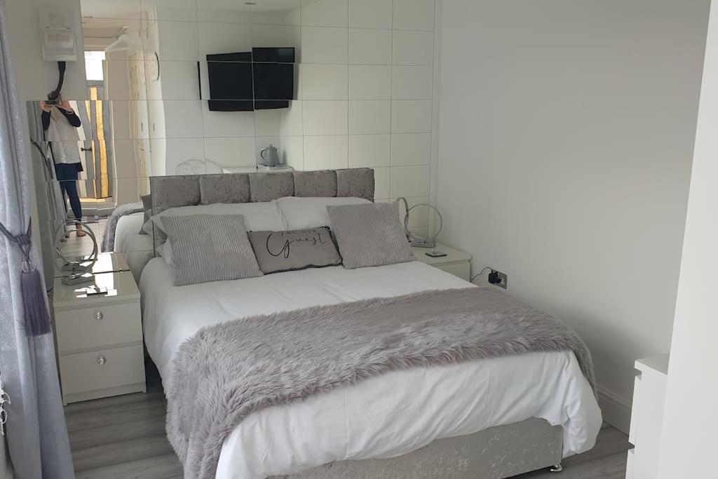 Near Liverpool Double Bedroom Hideaway Wirral Zewnętrze zdjęcie